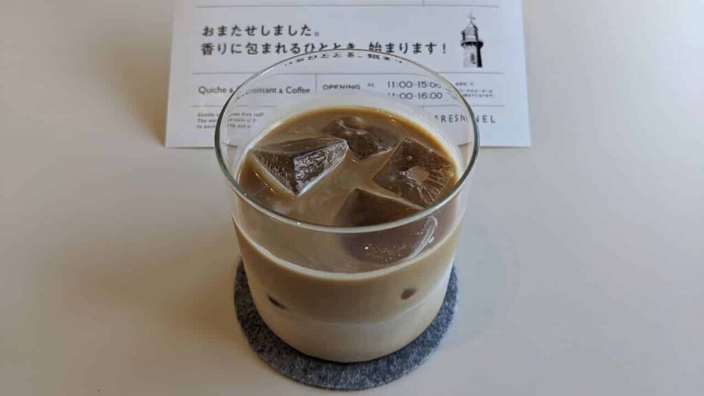 『Cafe Fresnel（カフェ・フレネル）』のドリンク（カフェラテ）