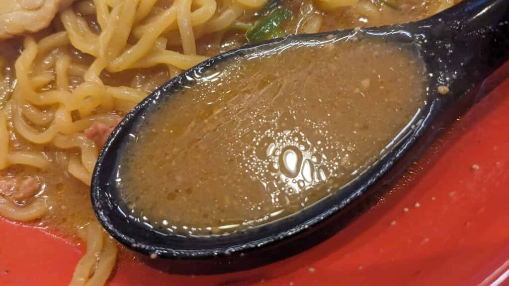 濃厚赤味噌麺のスープ