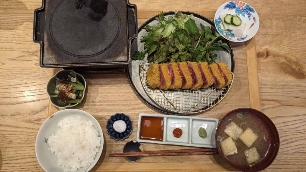 米えにし・炙り牛かつ定食