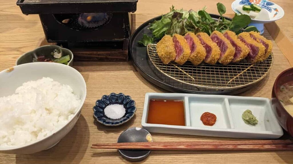 米えにし・炙り牛かつ定食