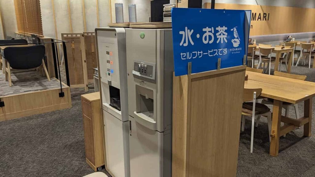 『HIDAMARI kitchen』水・お茶のセルフサービス