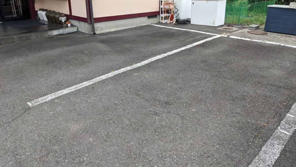 ほのぼの亭・店舗前駐車場4台