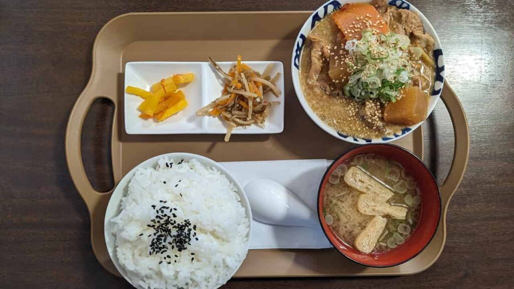 もつ煮込定食（醤油）・もつやま食堂