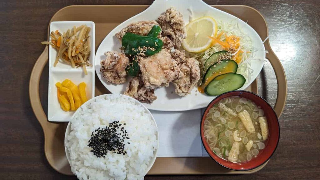 鶏のから揚げ定食・もつやま食堂