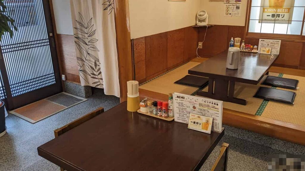『もつやま食堂』の店内