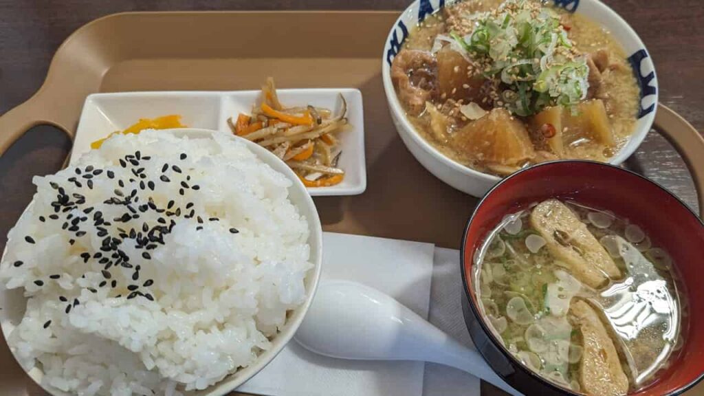 『もつやま食堂』もつ煮込と定食のお店