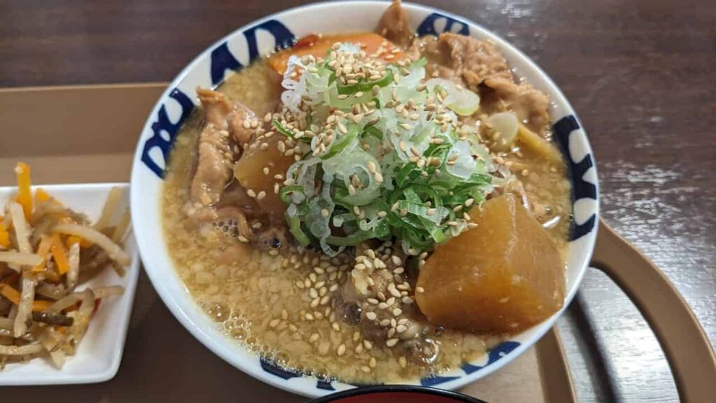 『もつやま食堂』もつ煮込と定食のお店