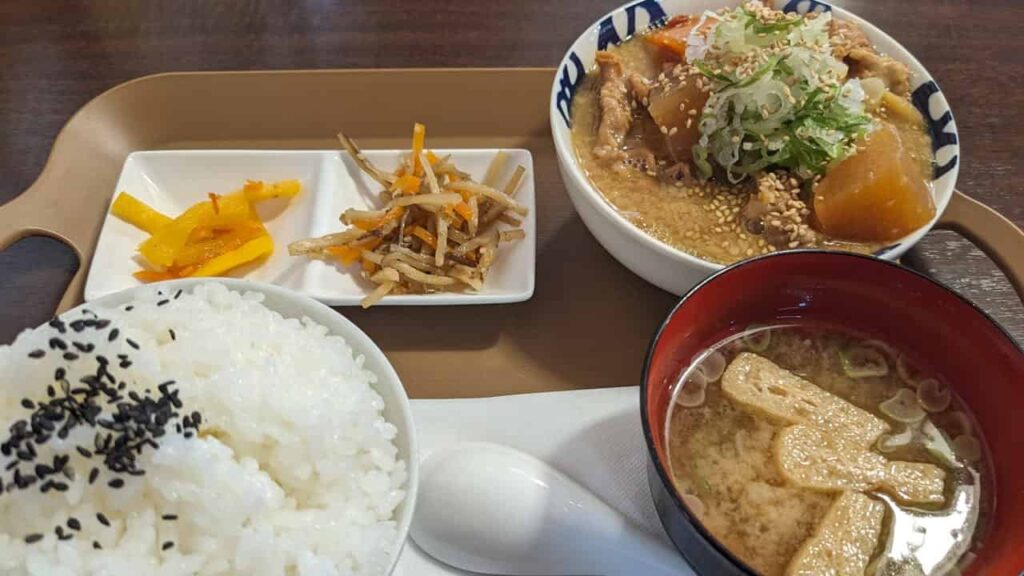 『もつやま食堂』もつ煮込と定食のお店