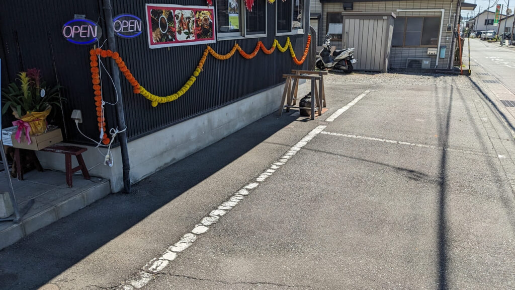 サウスインドレストラン ダダの店舗横駐車場