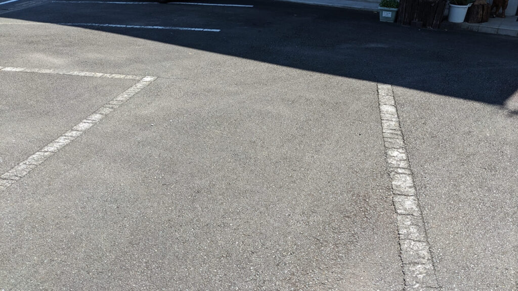 サウスインドレストラン ダダの店舗前駐車場