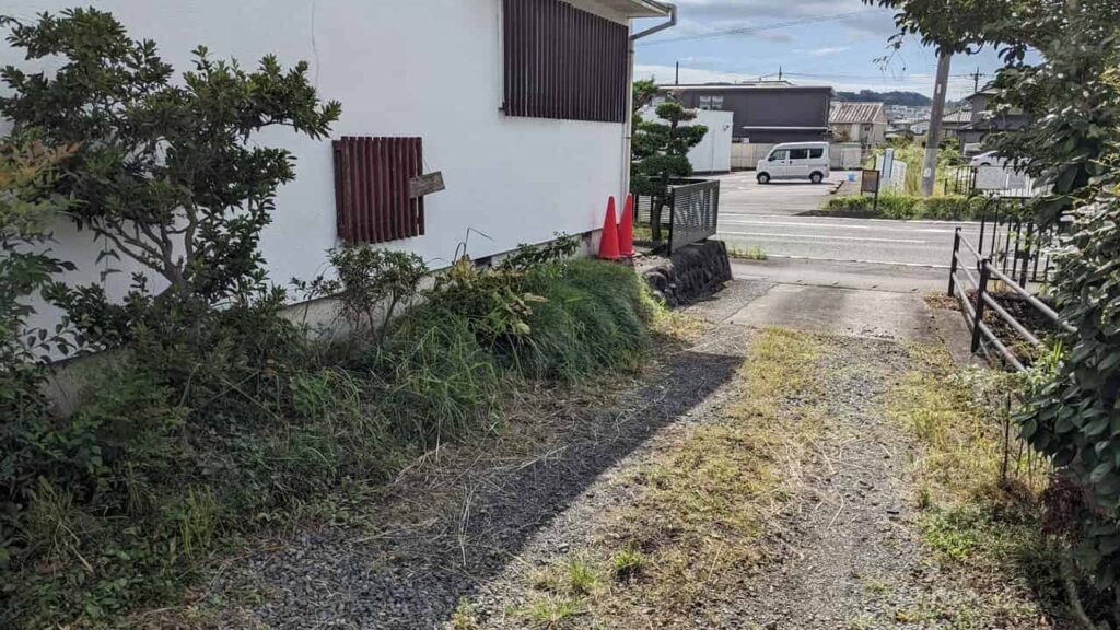 『あんみつ わたなべ』の駐車場入口