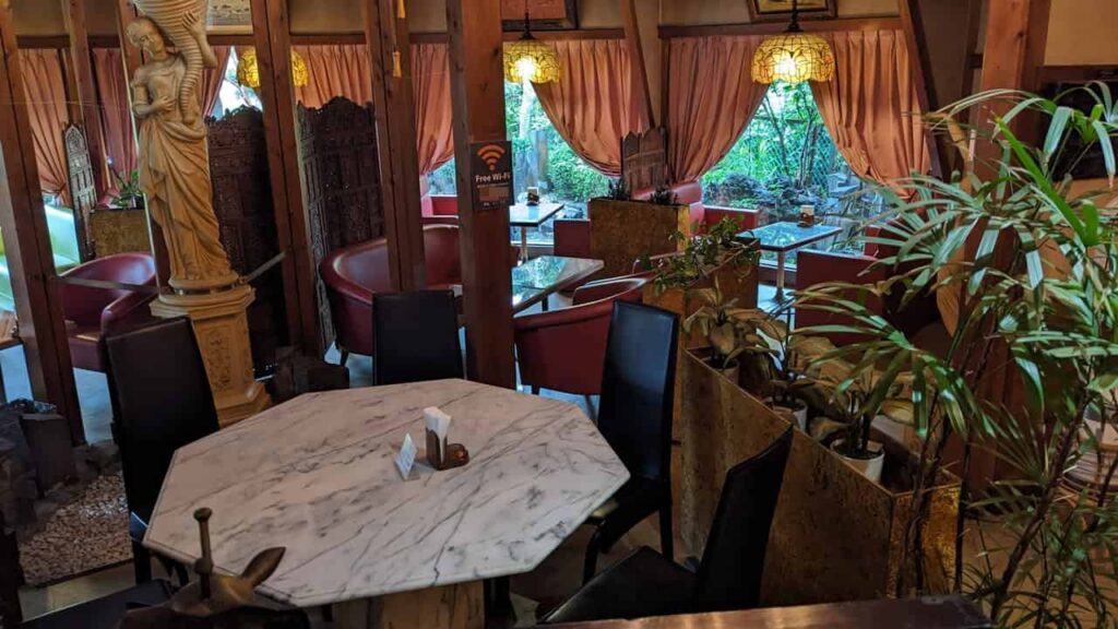 喫茶ヴィーナスのアンティーク空間の店内