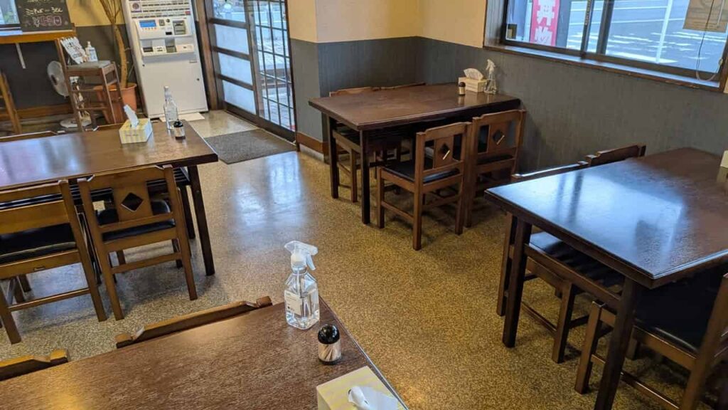 めん処『かわべ』の店内