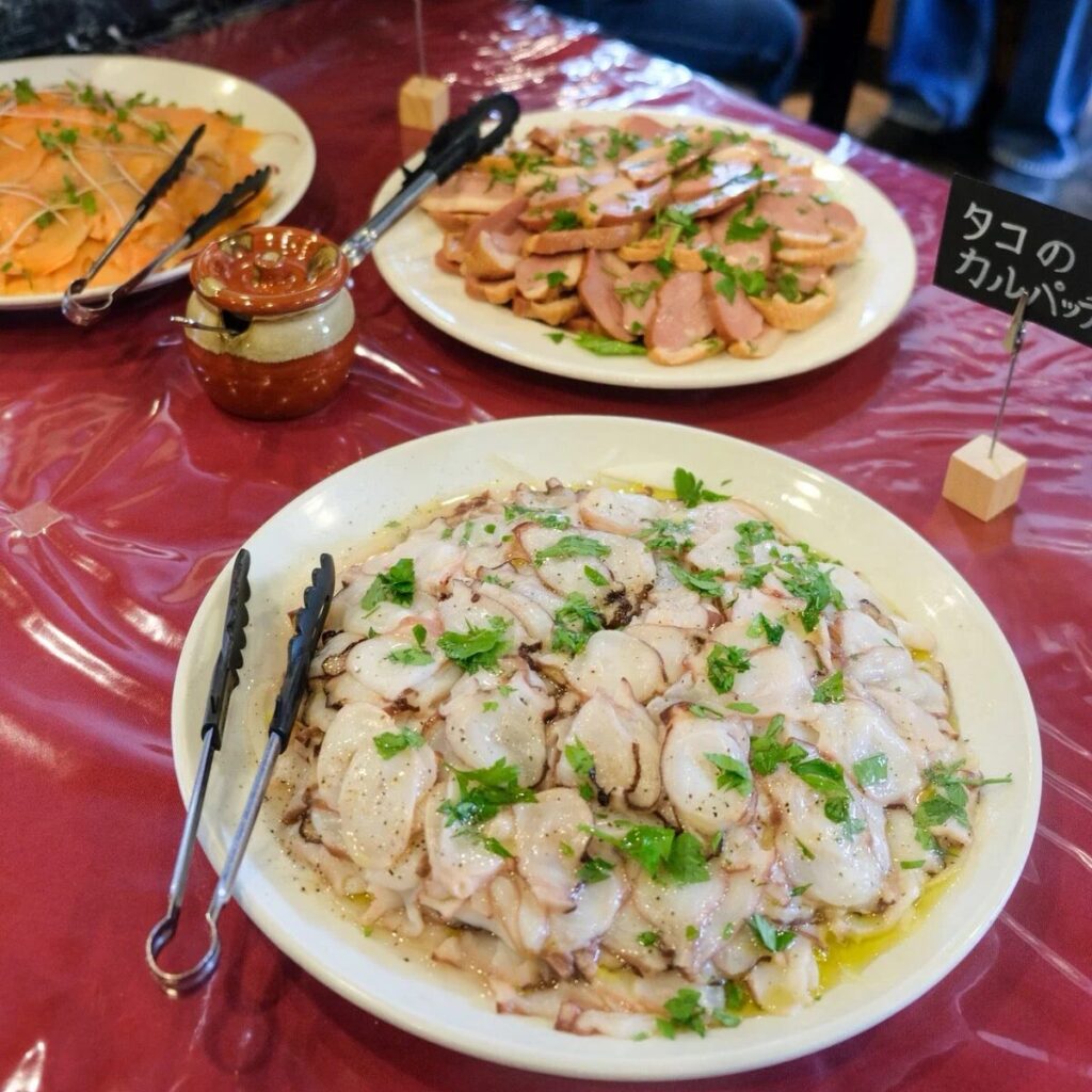 タコのカルパッチョ、鴨肉のスライス、サーモンのマリネのような複数の前菜