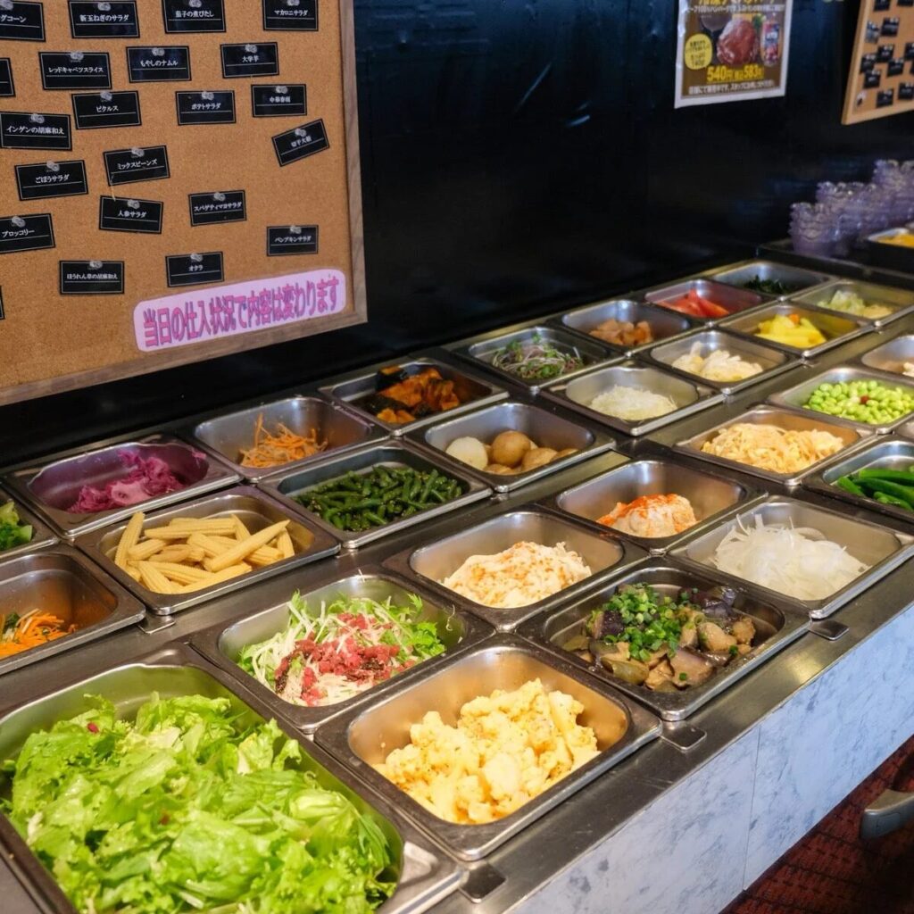 様々な種類のサラダや和惣菜が並ぶビュッフェ形式のサラダバー