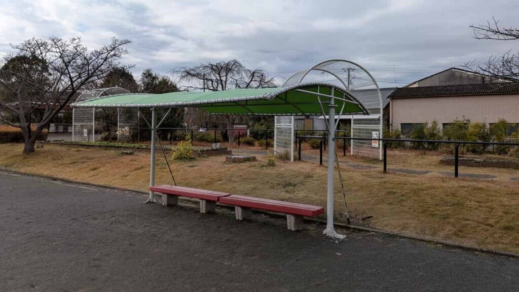 江尾公園・屋根付きベンチ