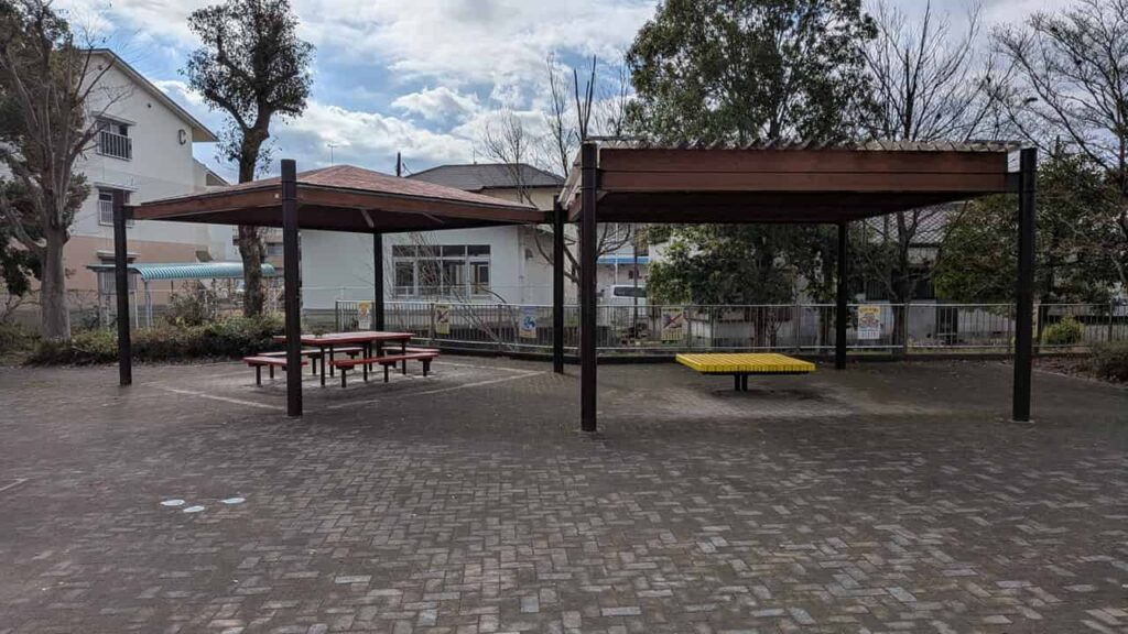 江尾公園・屋根付き休憩所