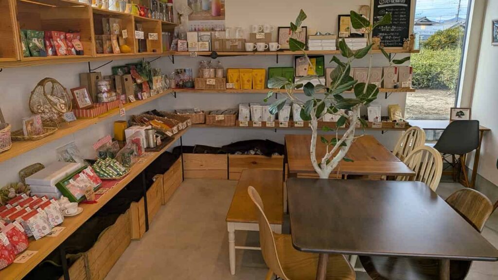 丸三後藤園の店内