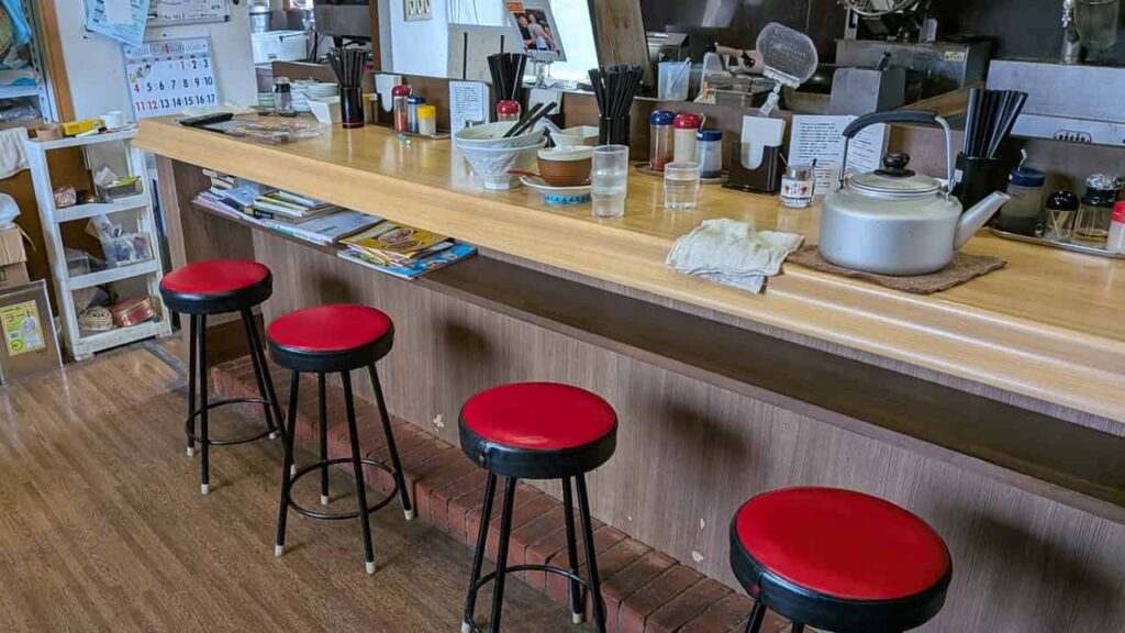 西屋のカウンター席