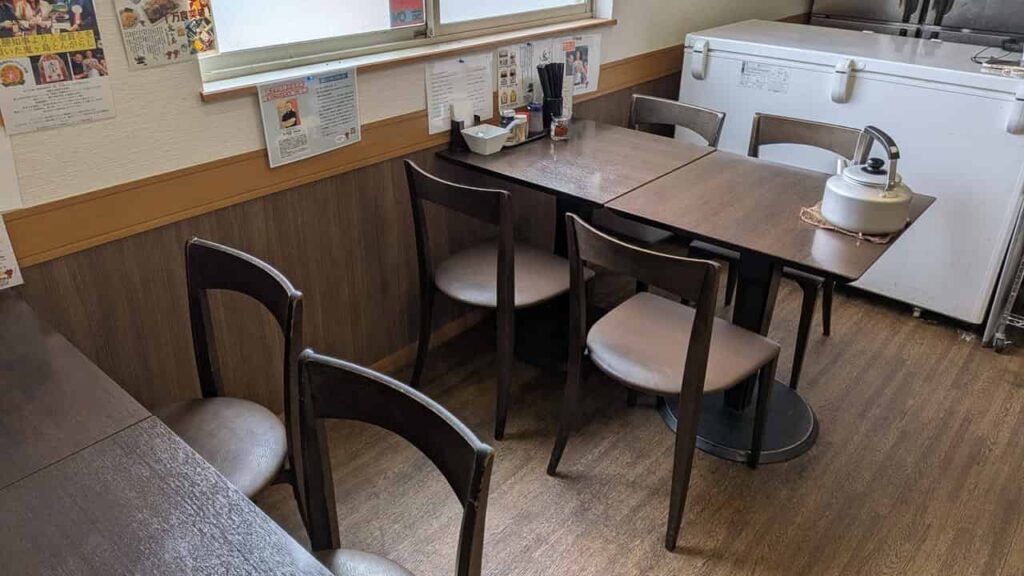 西屋のテーブル席