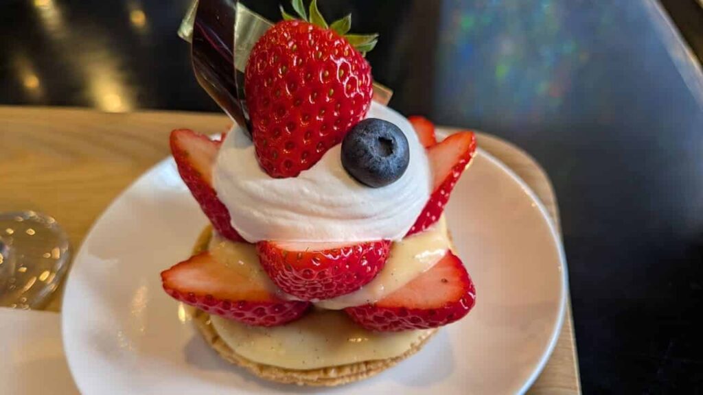 マクレガーの苺パフェの上側