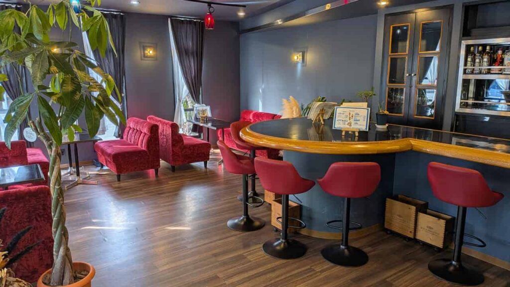 マクレガーの店内。パブだったお店をそのまま活用したレトロな空間。