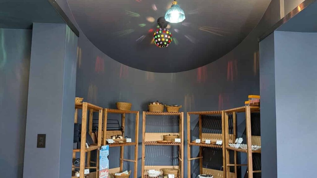 マクレガーの店内にあるミラーボール