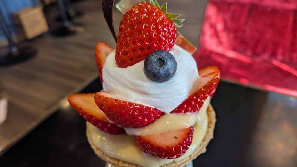 パティスリー&カフェ マクレガーのいちごパフェ（上部）