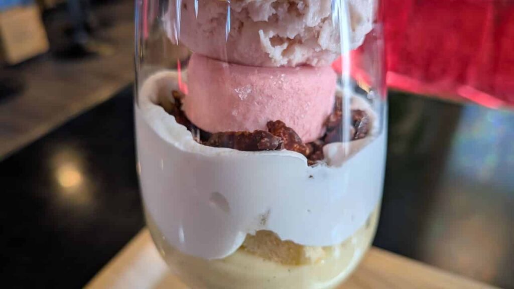 パティスリー&カフェ マクレガーのいちごパフェ（下部）