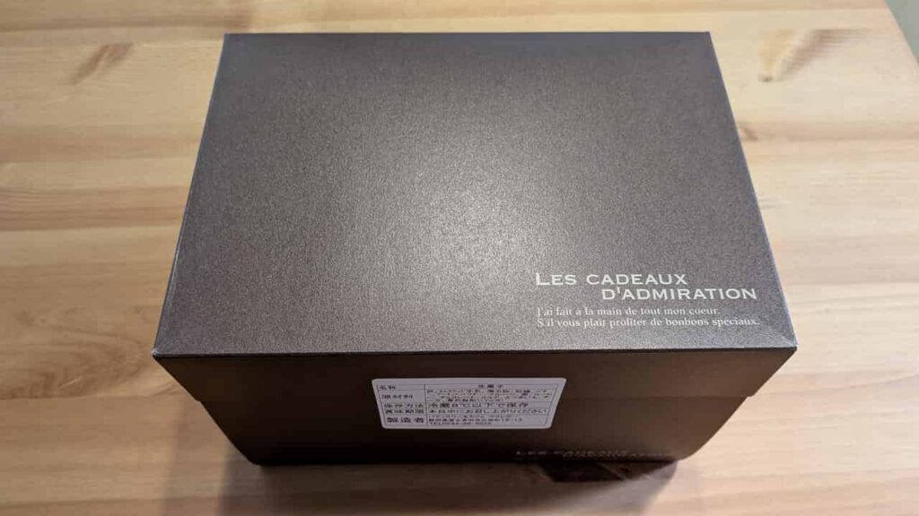 パティスリー&カフェ マクレガーのケーキが入った箱