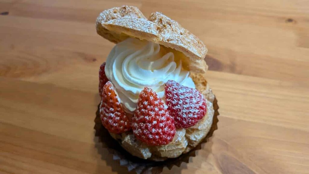 パティスリー&カフェ マクレガーのいちごシュークリーム