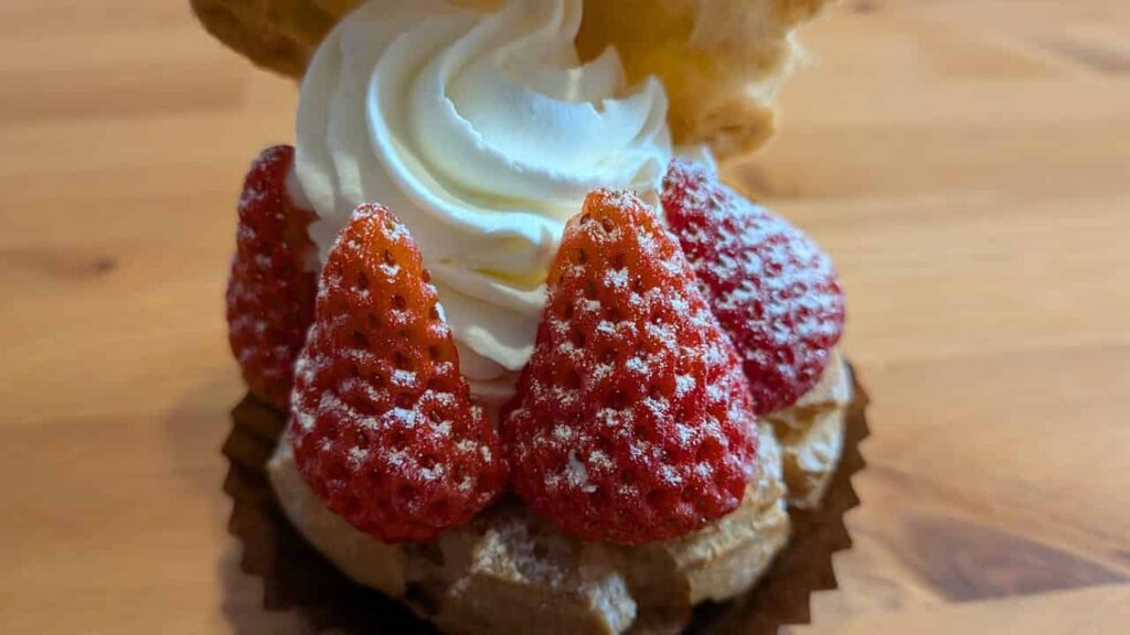 パティスリー&カフェ マクレガーのいちごシュークリーム