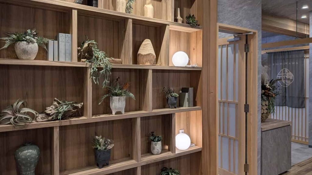 『和カフェ志ほ川』の入口にあるインテリア