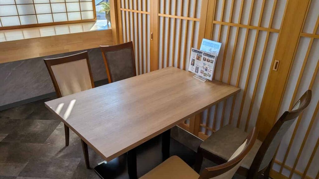『和カフェ志ほ川』の個室のテーブル席