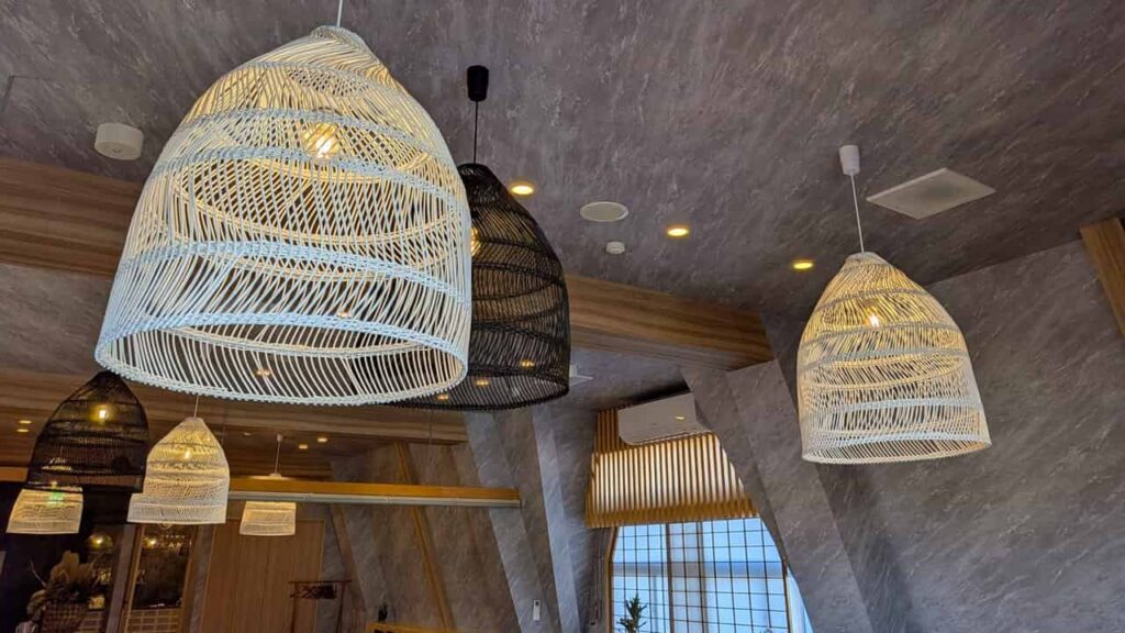 『和カフェ志ほ川』の店内にある照明