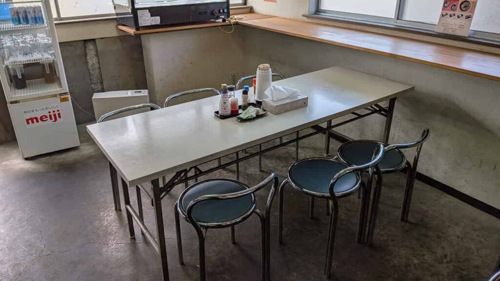 富士見うどんの座席