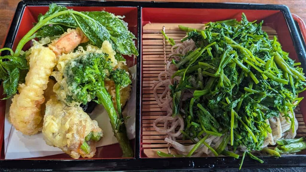 ボリューム満点のせりそば