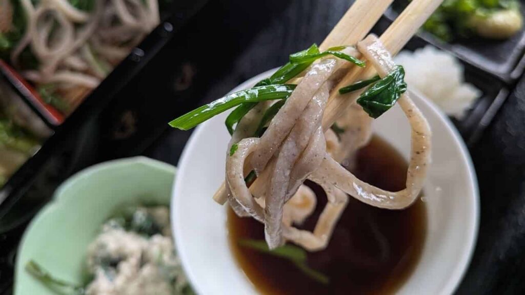 つゆをつけたせりそば