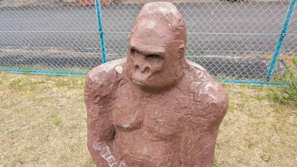 万野ゴリラ公園のゴリラ像