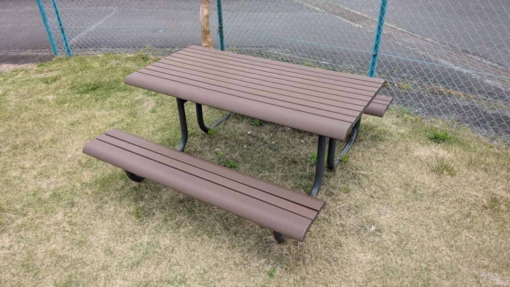 公園内のベンチ