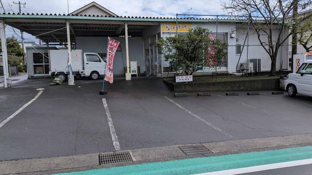 村松商店の駐車場