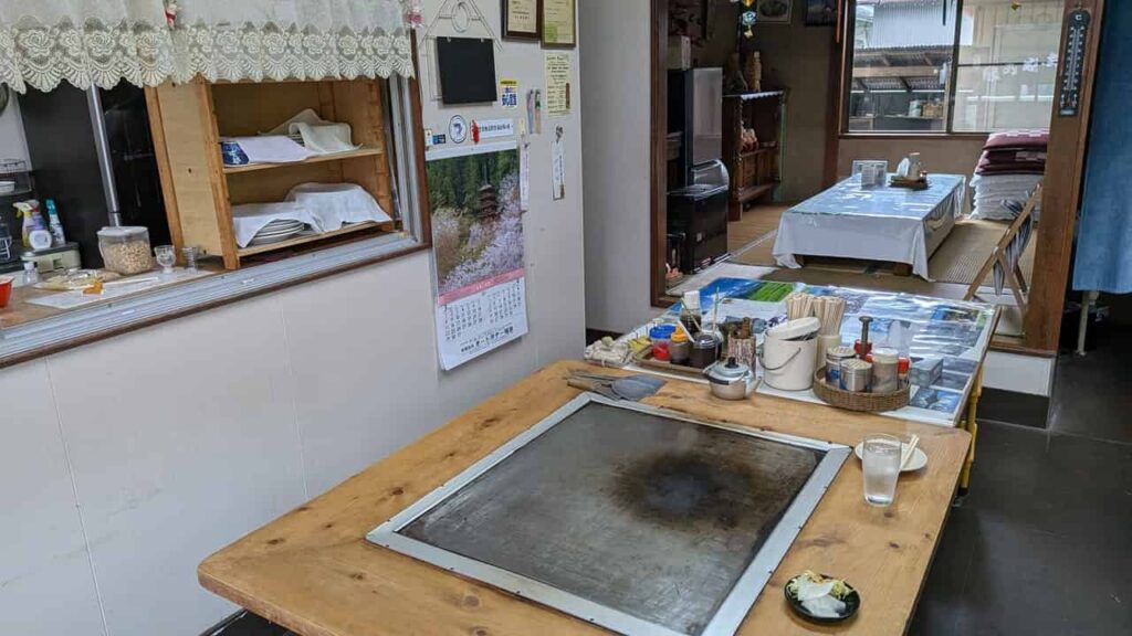 すずきお好み屋の店内にある鉄板