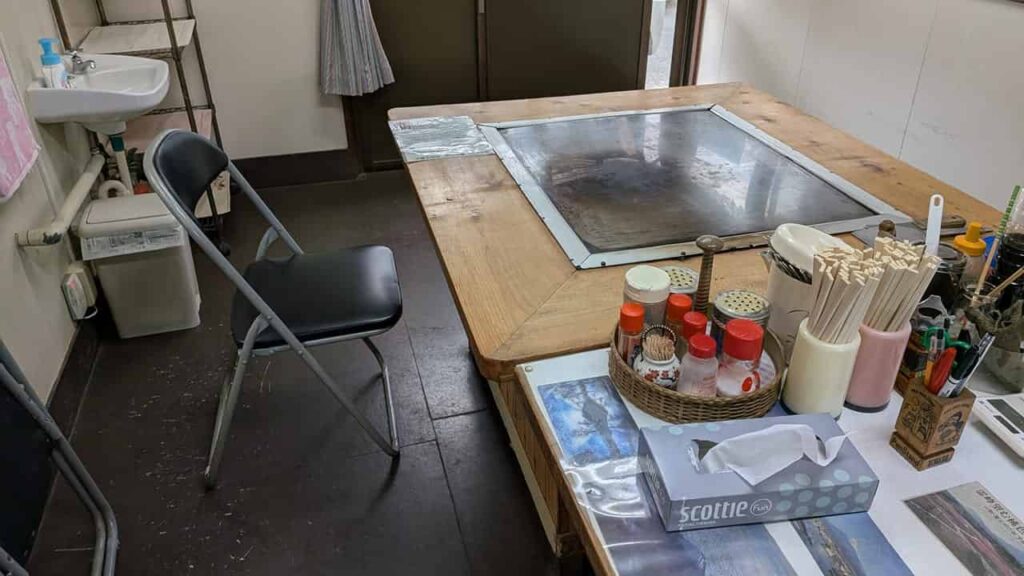 すずきお好み屋の店内