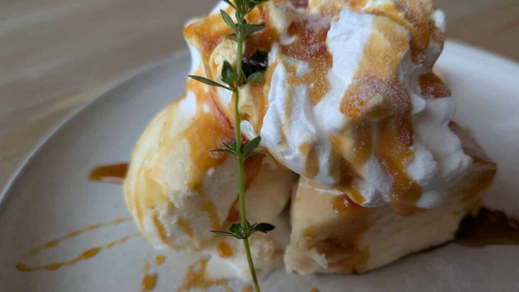 『cafe verb』のバニラアイスと生クリーム