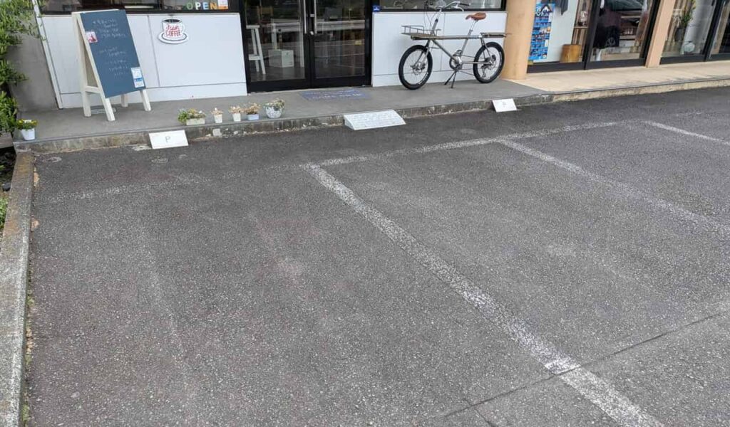 『cafe verb』の店舗前駐車場