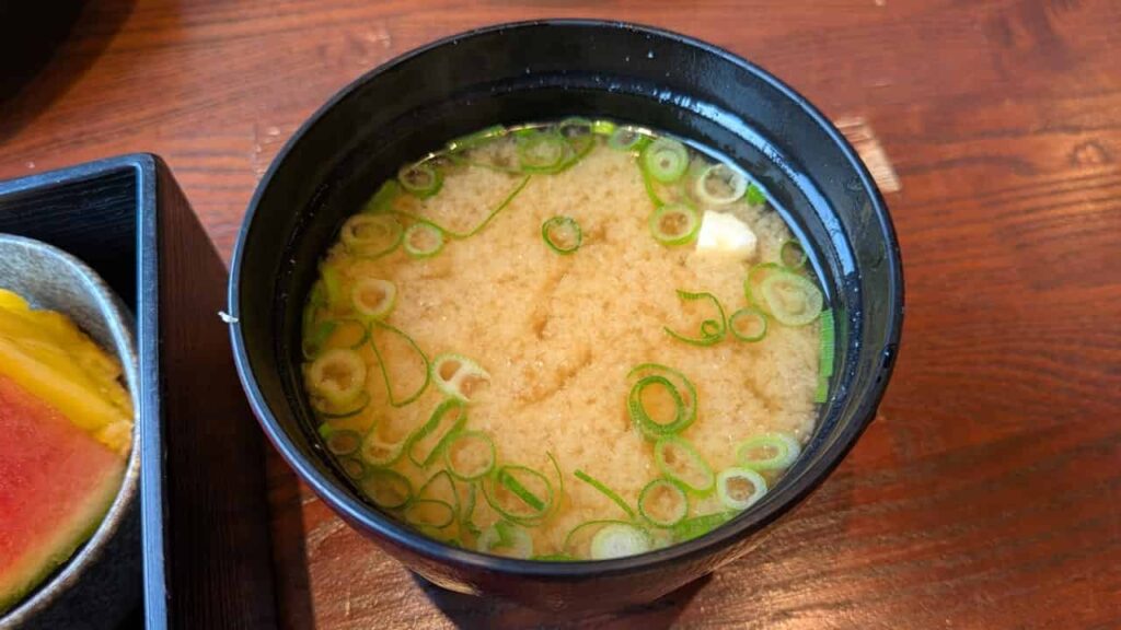 すし萬 あたらしの味噌汁