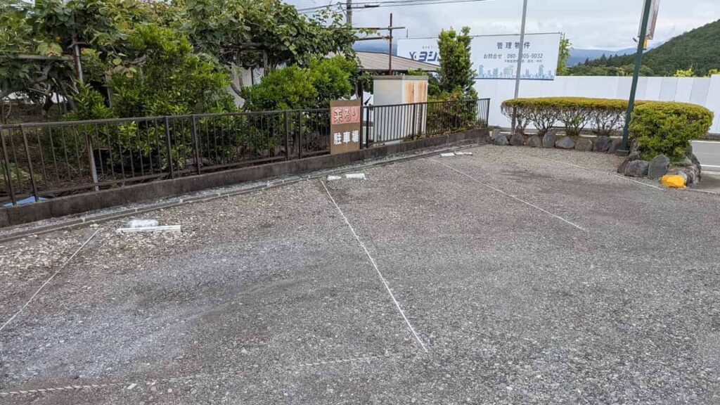 来るりの店舗裏駐車場