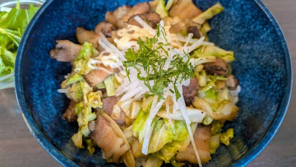自家製ベーコンを使用した丼物