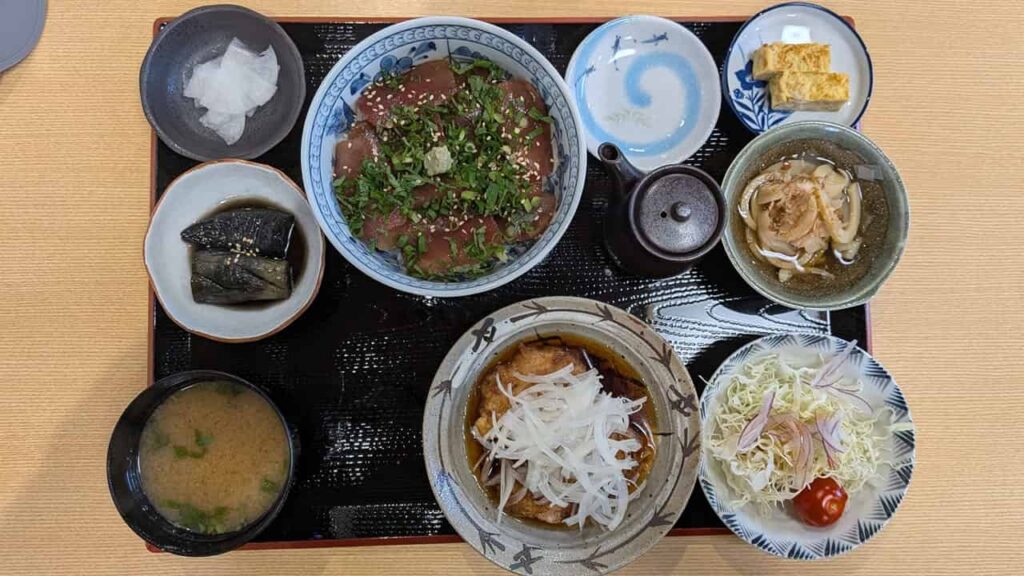 まぐろ漬け丼ととり竜田南蛮付きセット