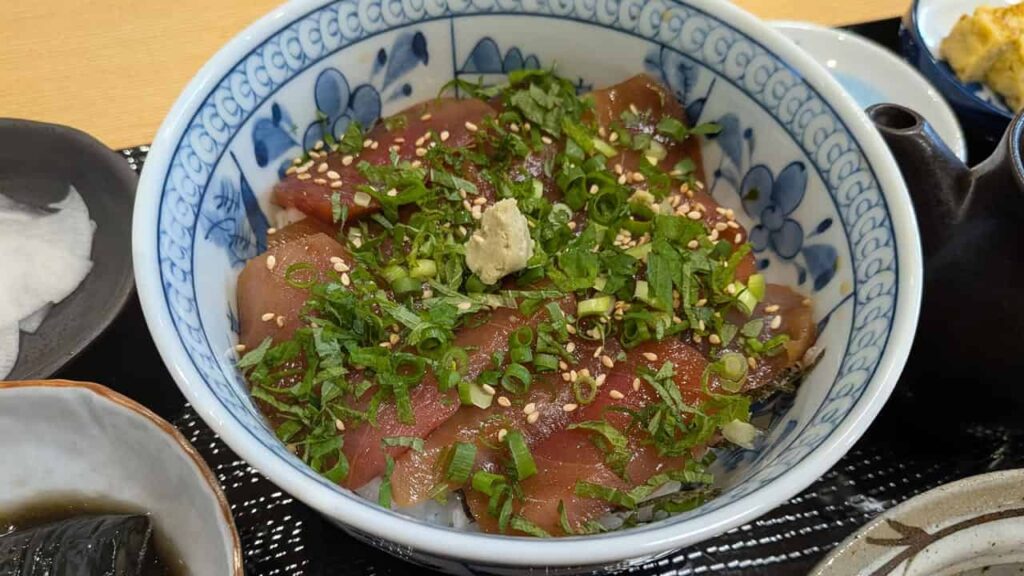 まぐろ漬け丼